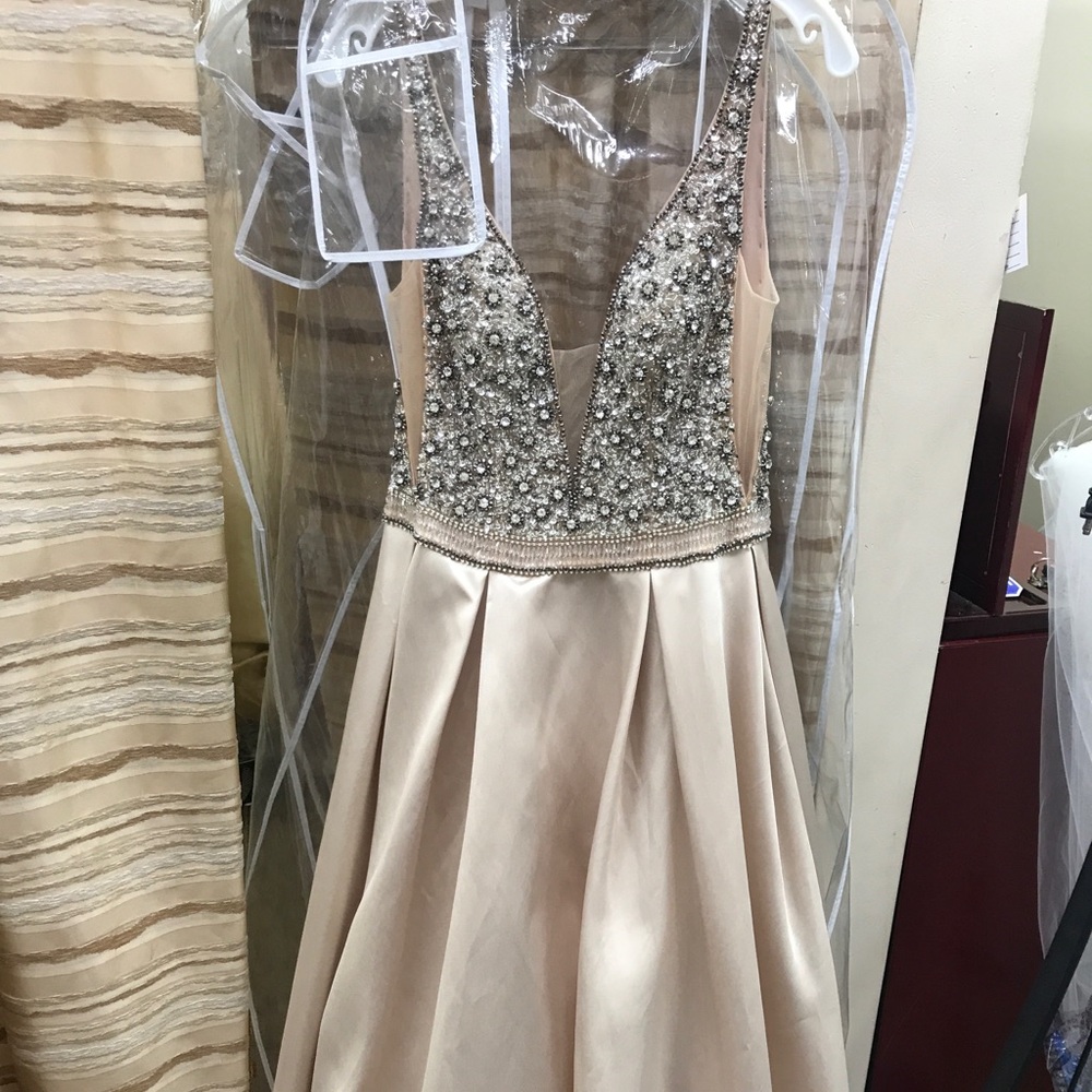 A beautiful champagne classy dress!